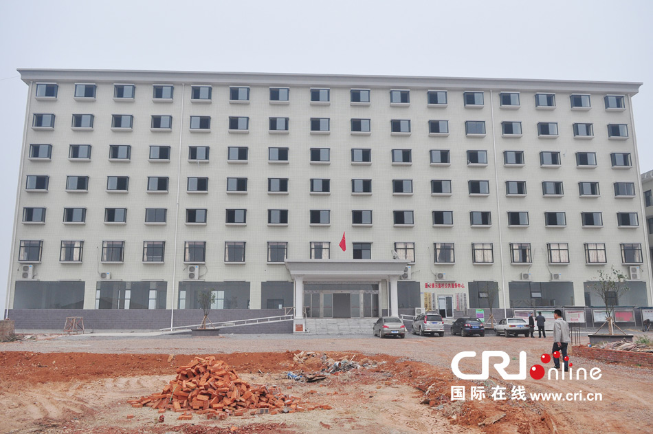 2013年10月21日，長沙云蓋村欠債千萬新建的豪華村部樓。