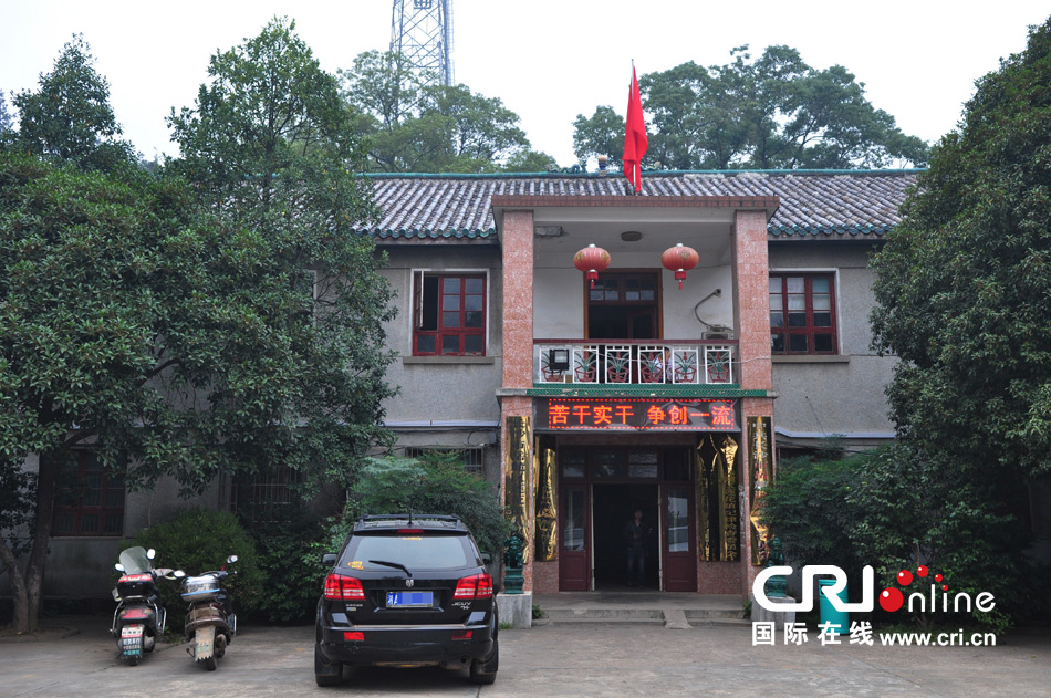 　2013年10月21日，這是蓮花鎮(zhèn)人民政府的辦公樓，和蓮花鎮(zhèn)云蓋村的辦公樓相比，寒酸不少。