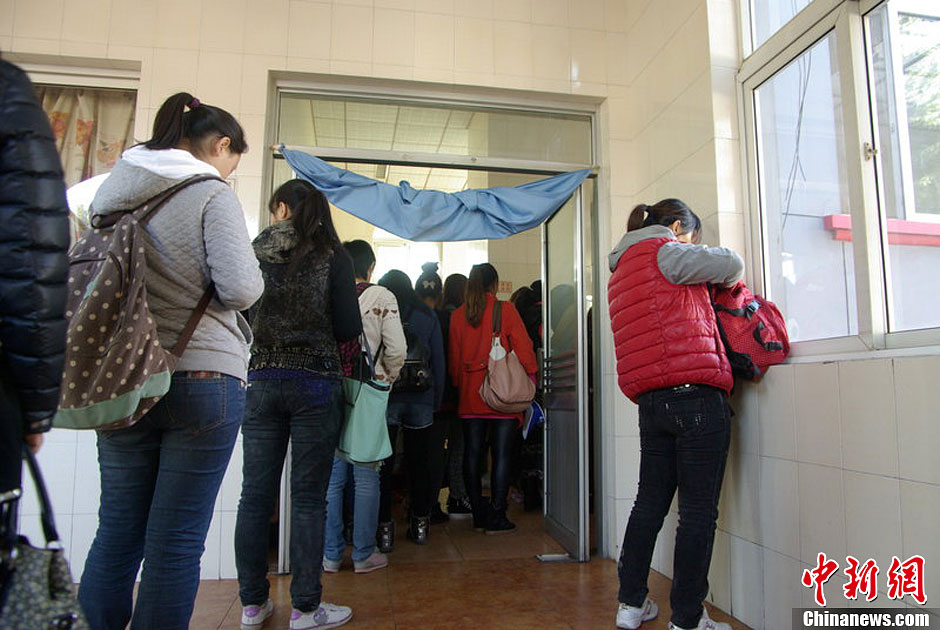 　10月26日上午10點多，北京香山路賞紅客摩肩接踵