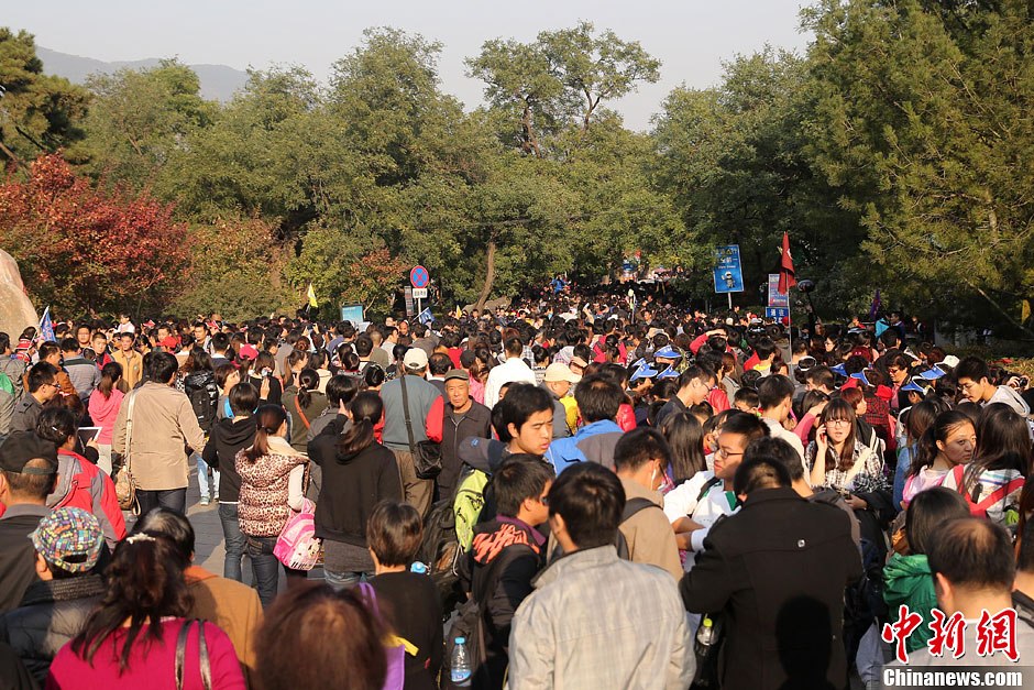 　10月26日，北京香山公園內(nèi)游客摩肩接踵。
