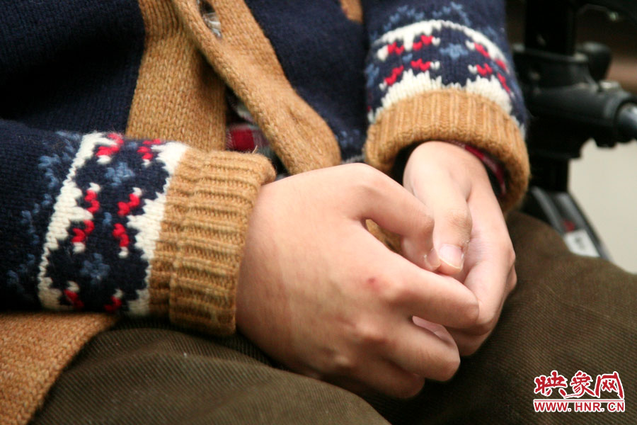 也許是對(duì)陌生人來訪的感受到了拘謹(jǐn)，王海龍的雙手僅僅的握著