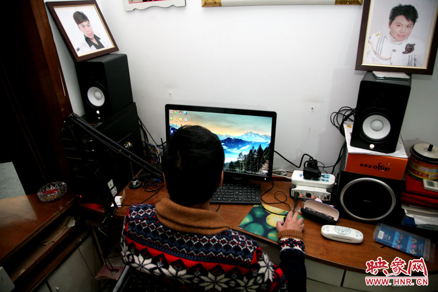 這張小小的工作臺(tái)就是海龍的一片小天地，他可以在這里練歌，也可在這里回味他的過去