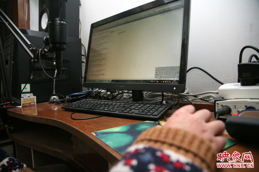 由于海龍只剩下兩根手指可以做動(dòng)作，聰明的他調(diào)出軟鍵盤來打字搜索