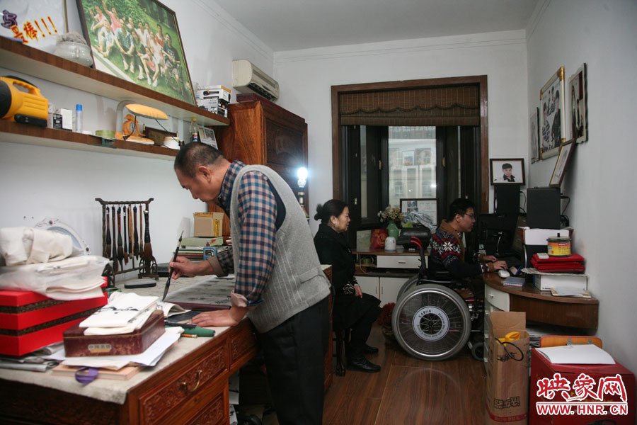 小小的書房里，爺孫三人在坐著各自的事情，姥爺在練書法，姥姥在旁專心的看著海龍，海龍?jiān)诒M情的歌唱