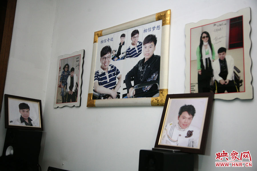 海龍的房間內(nèi)掛滿了這些年他走過的路程。