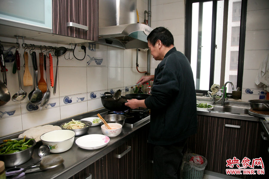 由于二老年齡也大了，于是姥姥的弟弟來住在家中幫忙照顧海龍