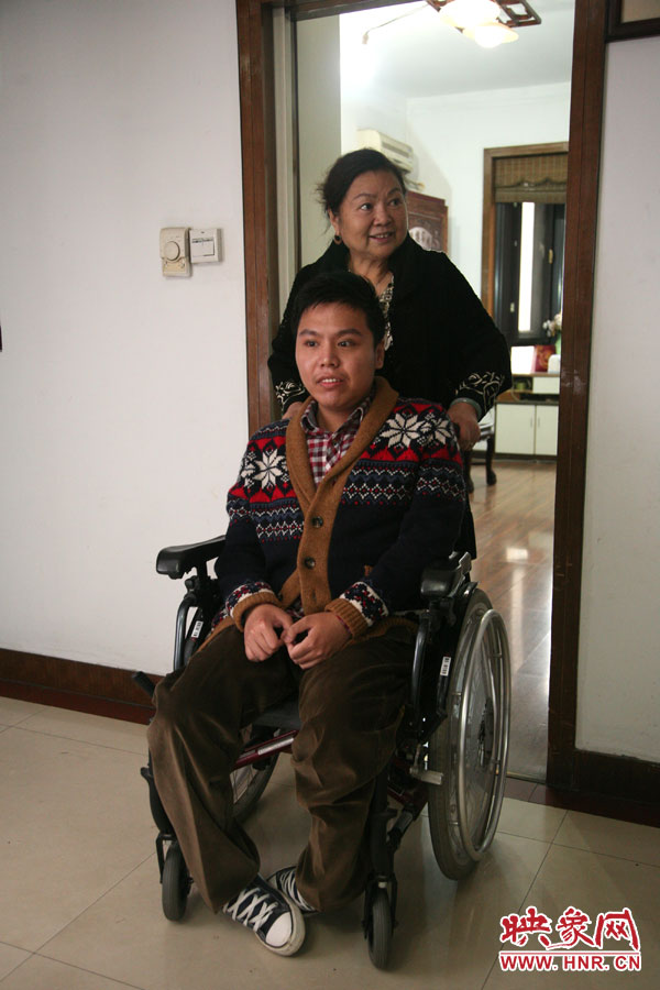 練完歌后，姥姥將海龍推了出來，因?yàn)樾袆?dòng)不便，海龍很少出門，他的活動(dòng)地方一般就是書房與客廳。