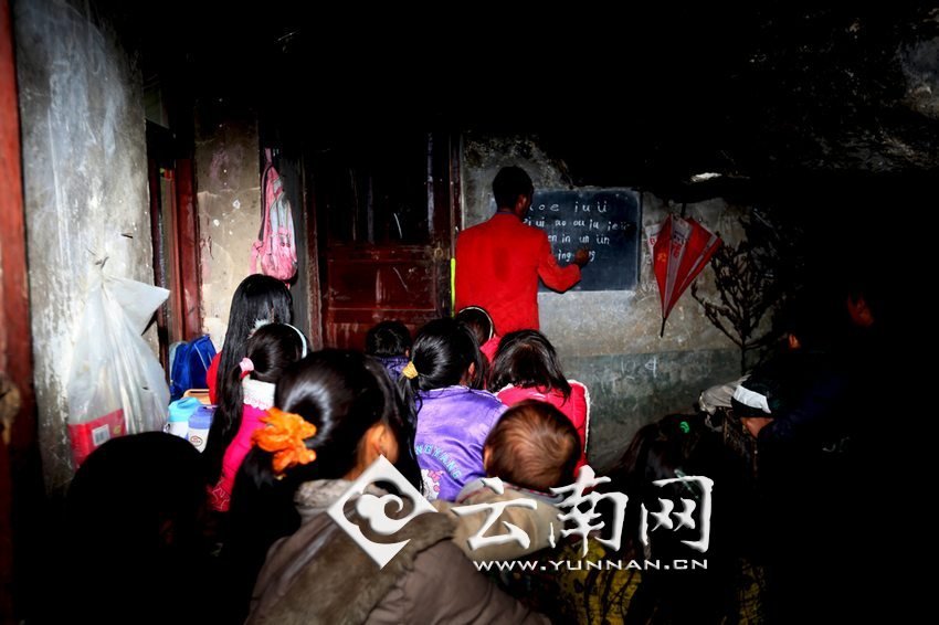 由于受到當(dāng)?shù)厝似缫?，大鍋圈的孩子們沒有外出求學(xué)的機(jī)會，只能在這樣的簡易房里學(xué)習(xí)