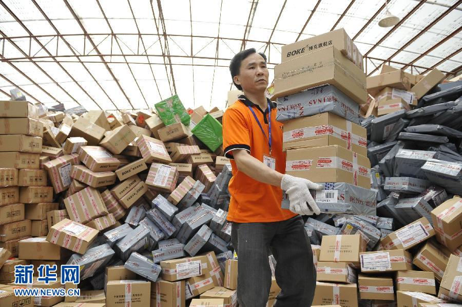 　11月11日，在圓通公司廣州一處分揀站，工作人員加緊處理堆積如山的快件。