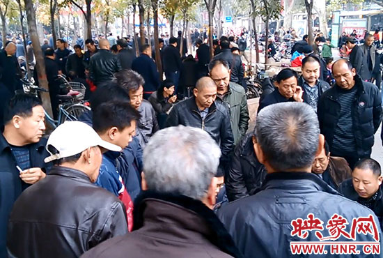 鄭州大石橋立交橋下人頭攢動 鄭州大石橋立交橋下人頭攢動