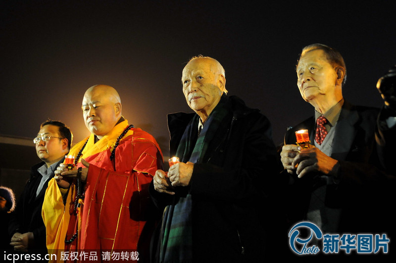 “為南京大屠殺遇難者守靈儀式暨和平燭光祭”活動(dòng)在侵華日軍南京大屠殺遇難同胞紀(jì)念館祭場(chǎng)舉行。