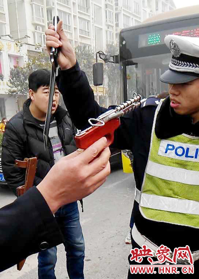 據當事交警描述，男子自知車上有刀，在車輛被逼停后，車上的另一名男子試圖將刀具交給到達現(xiàn)場的同伴。