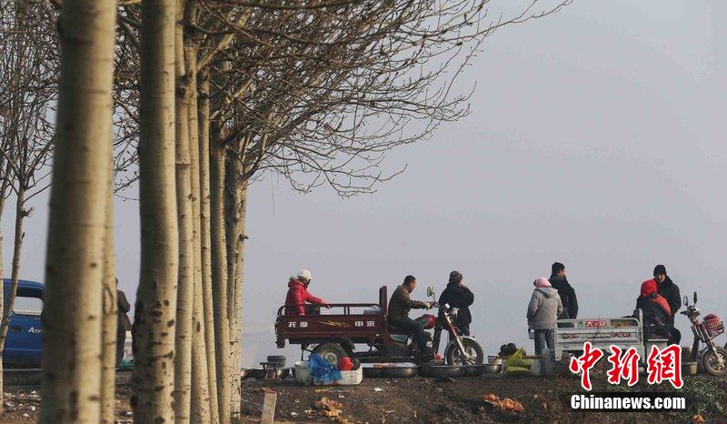 圖為12月1日，104國道靜海縣城附近，104國道靜?？h城附近，高速旁邊形成的黑市。田寶希 攝 圖片