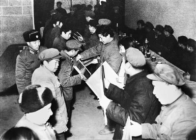 1985年4月6日,時任中共正定縣委書記習(xí)近平在全縣首季開門紅表彰大會上頒獎。