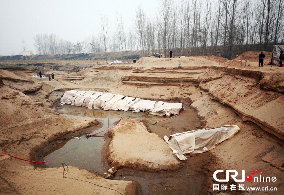 2014年1月6日，河南洛陽古沉船發(fā)掘現(xiàn)場，兩艘古沉船，一艘已經(jīng)挖掘出土，另一艘還有一半埋在沙丘里。