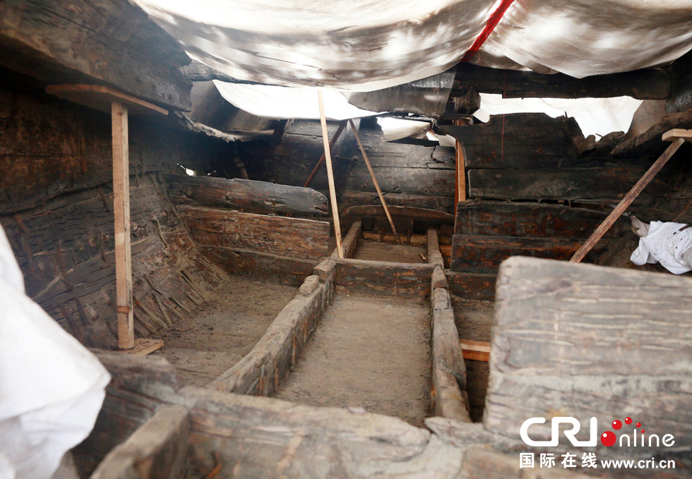 2014年1月6日，河南洛陽古沉船發(fā)掘現(xiàn)場，古沉船頭，船倉內(nèi)部。