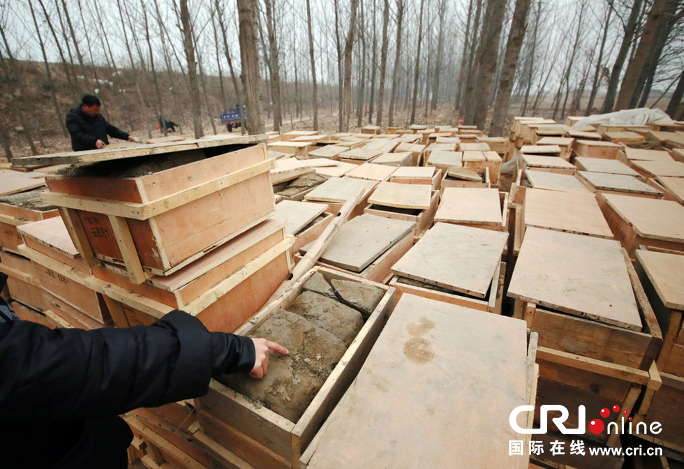 2014年1月6日，河南洛陽古沉船發(fā)掘現(xiàn)場，古船周圍和船上清理出來的青膏泥已被打包入箱。