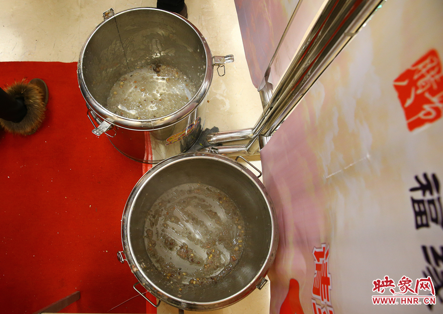 由于人多，兩大桶粥二十分鐘內(nèi)已經(jīng)見底。