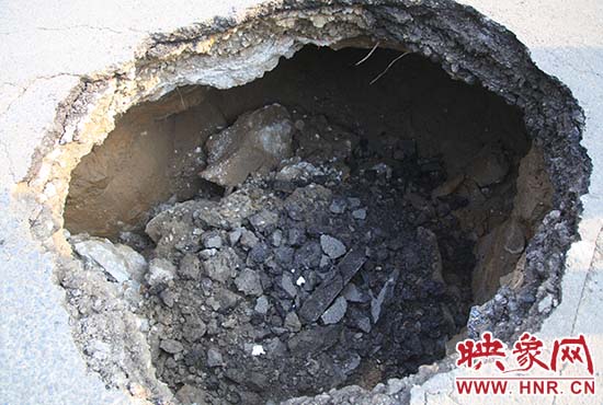 坑口直徑約兩米，路面下形成中空的大坑，約有15平方米。