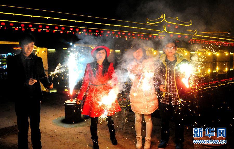 1月30日，浙江金華武義市民在燃放煙花，喜迎馬年春節(jié)。