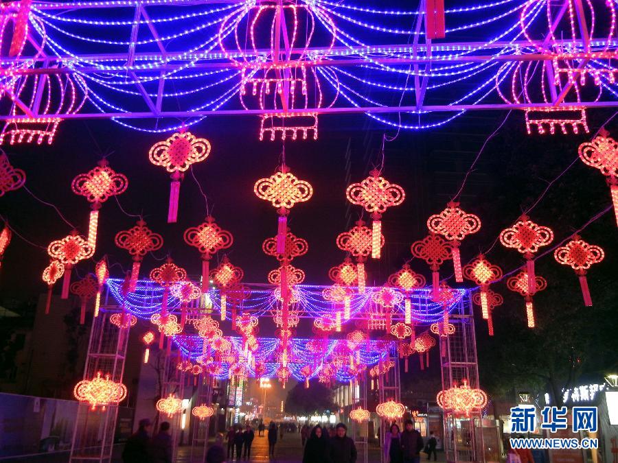 　1月30日，市民走在由中國結霓虹燈裝扮的蘇州街頭。