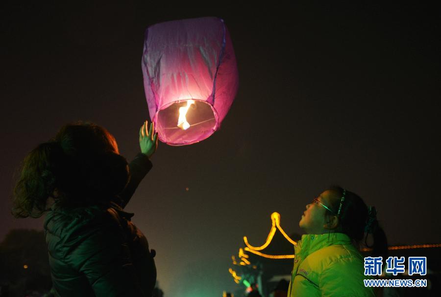 　1月30日，游客在江蘇省鎮(zhèn)江市金山公園門口放飛孔明燈。