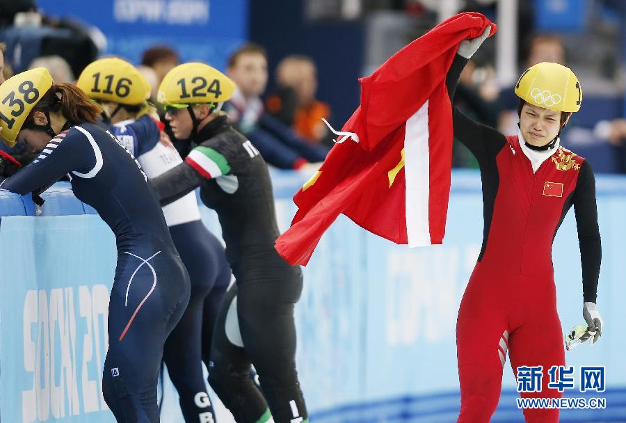 2月13日，中國(guó)選手李堅(jiān)柔（右）在比賽后慶祝。