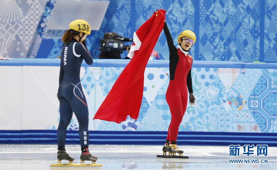 2月13日，中國(guó)選手李堅(jiān)柔（右）在比賽后慶祝。