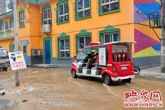 巡防隊(duì)員將巡消車開到對(duì)面，將上學(xué)的小朋友一個(gè)一個(gè)接上車，送出家屬院