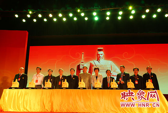 與會嘉賓一起見證歷史、啟動論壇