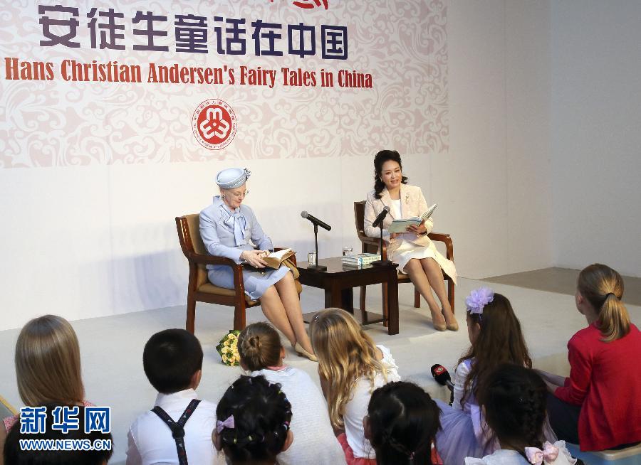 這是彭麗媛和瑪格麗特二世來到兩國孩子們當(dāng)中，為孩子們朗讀安徒生童話《丑小鴨》選段。