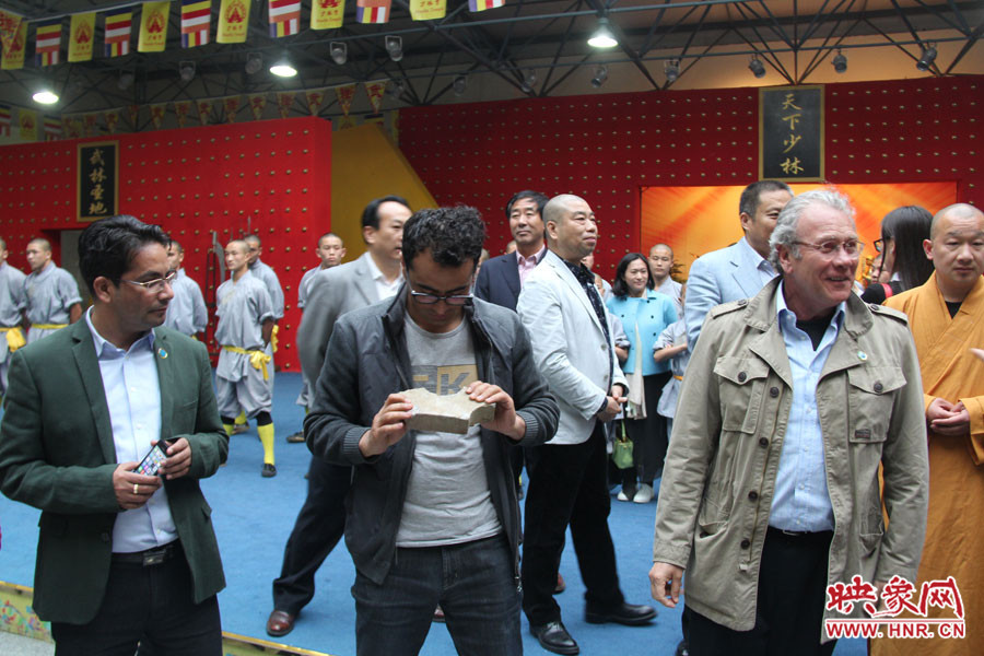 在表演后，外交官查看被表演者劈開的磚頭