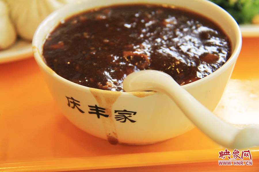 一碗炒肝,看上去也有滋有味。