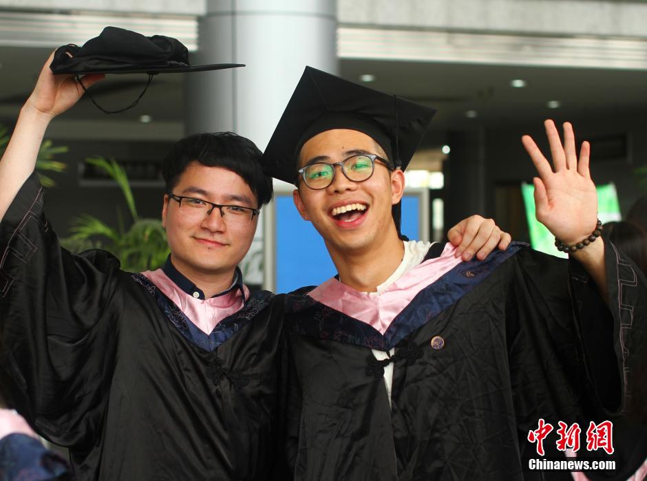6月6日，浙江理工大學(xué)的畢業(yè)生們在校園中以賣萌、搞怪等獨具青春特色的方式告別大學(xué)生涯。中新社發(fā) 李晨