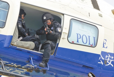 遇緊急情況，機(jī)載狙擊手可實(shí)施對(duì)地打擊。