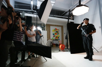 拍起大片來，特警也是一絲不茍。