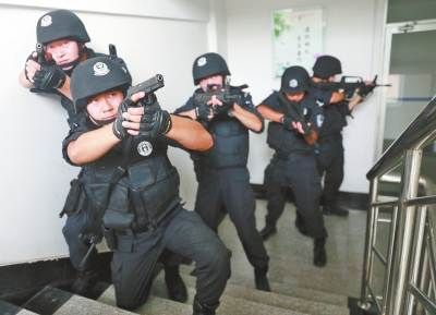 進(jìn)入樓道后，特警開始地毯式搜索。