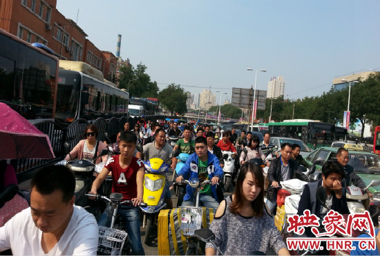 在一些易堵路段車(chē)輛仍然“寸步難行”。