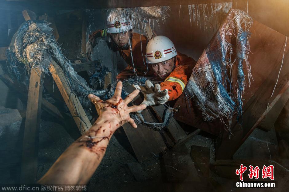 成都消防視覺(jué)大片霸氣十足 展“烈火雄心” 成都消防視覺(jué)大片霸氣十足 展“烈火雄心”