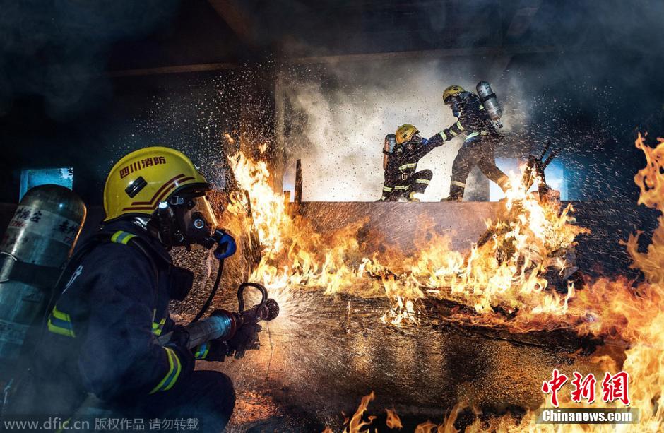 成都消防視覺(jué)大片霸氣十足 展“烈火雄心” 成都消防視覺(jué)大片霸氣十足 展“烈火雄心”