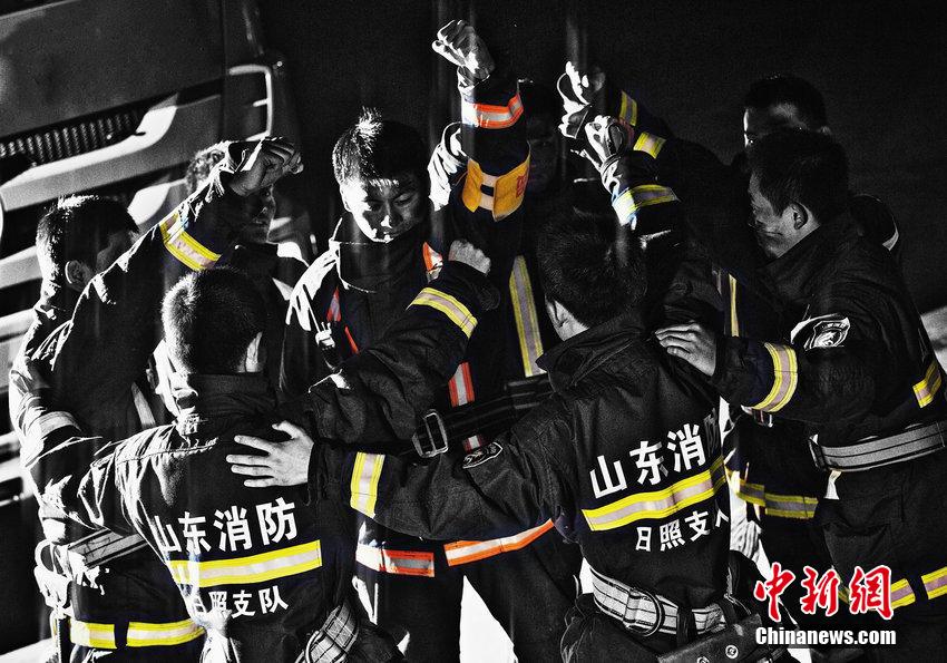 成都消防視覺(jué)大片霸氣十足 展“烈火雄心” 成都消防視覺(jué)大片霸氣十足 展“烈火雄心”