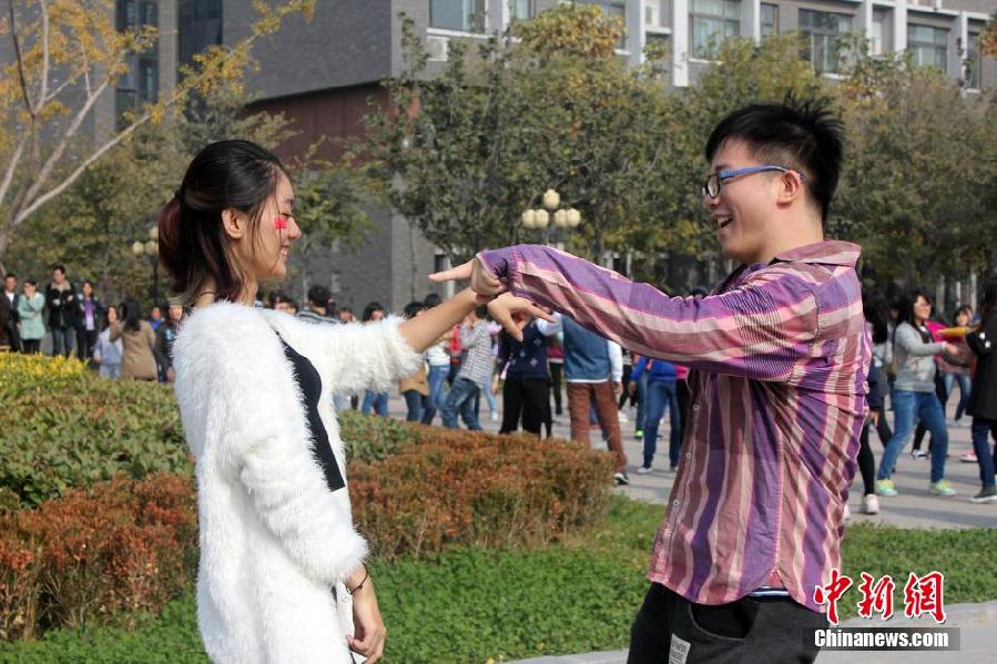 11月11日，河南財(cái)經(jīng)政法大學(xué)校園內(nèi)，300名在校大學(xué)生在上演了一出“光棍”也瘋狂的“快閃”大戲。