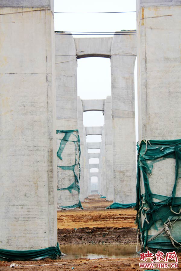 目前附近居民認(rèn)為“照目前的施工狀況看，年底主體完工已不太可能”。