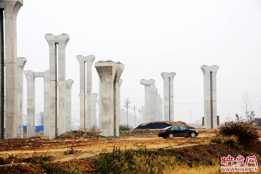 施工項(xiàng)目部偶爾會有車輛來往。