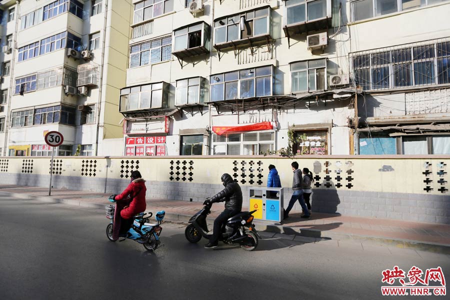 雖然墻內(nèi)的商戶已經(jīng)搬走，但一些門頭還沒撤下。