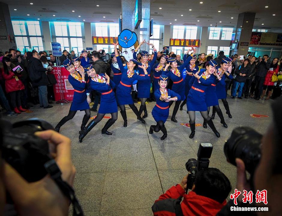 圖為D2702次列車13名乘務(wù)員在候車大廳內(nèi)玩起“快閃”。