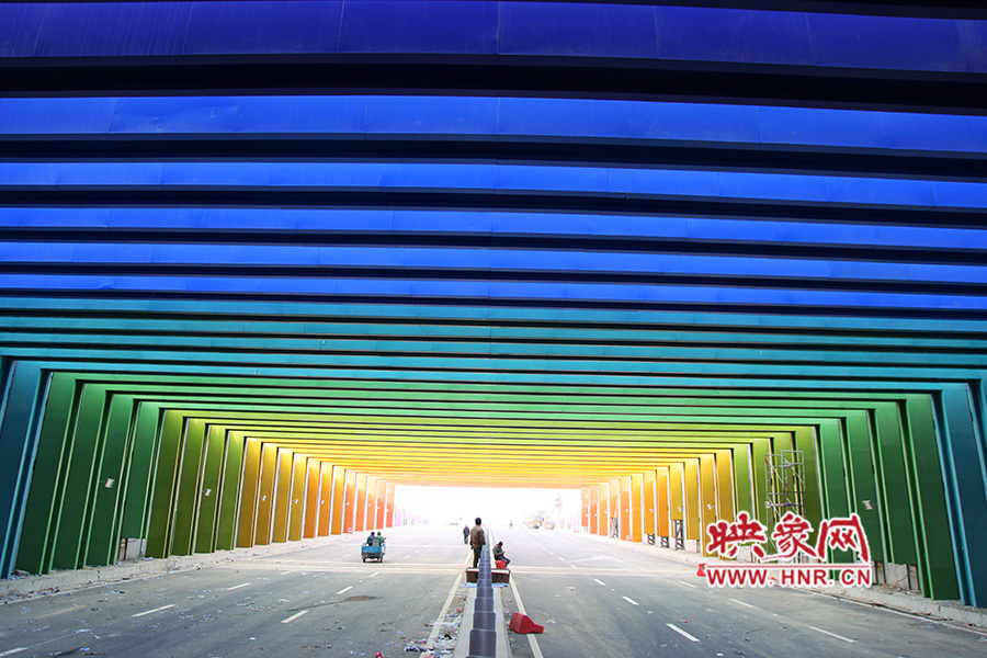 出隧道時(shí)由顏色過(guò)渡為紫色。