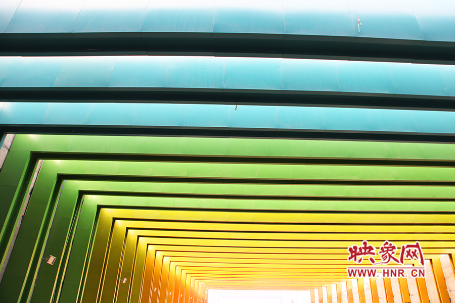 線條的明暗變化令人感覺(jué)夢(mèng)幻般神奇。