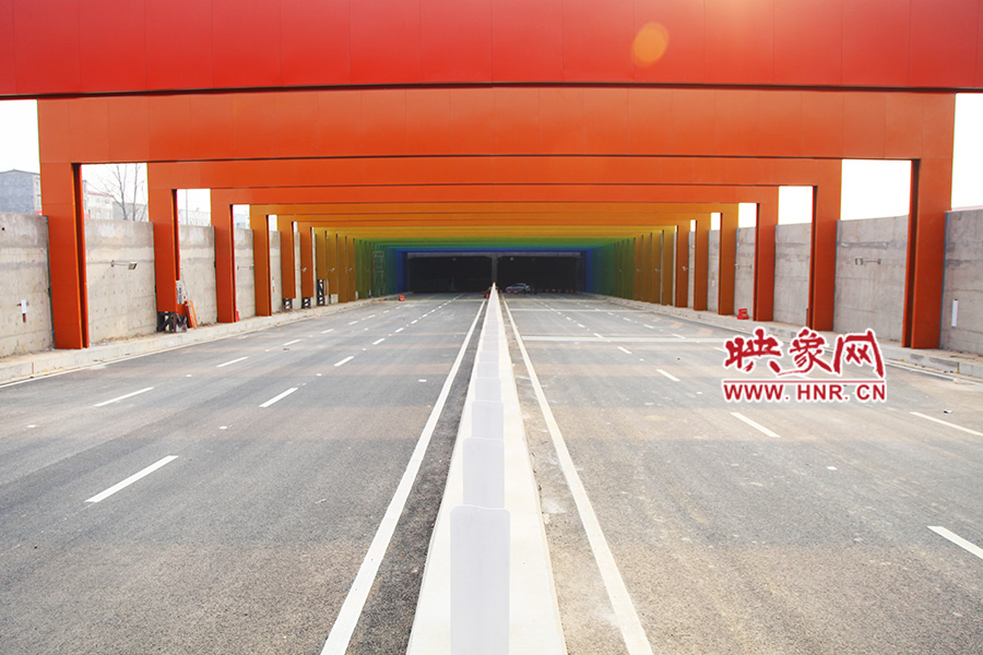 記者駕車體驗(yàn)。