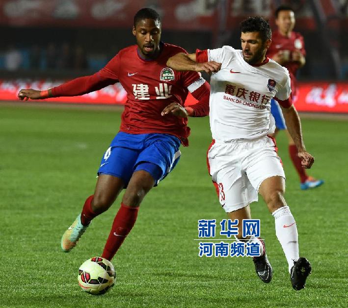 河南建業(yè)隊(duì)隊(duì)員戈麥斯（左）與重慶力帆隊(duì)隊(duì)員吉利奧蒂在比賽中拼搶。